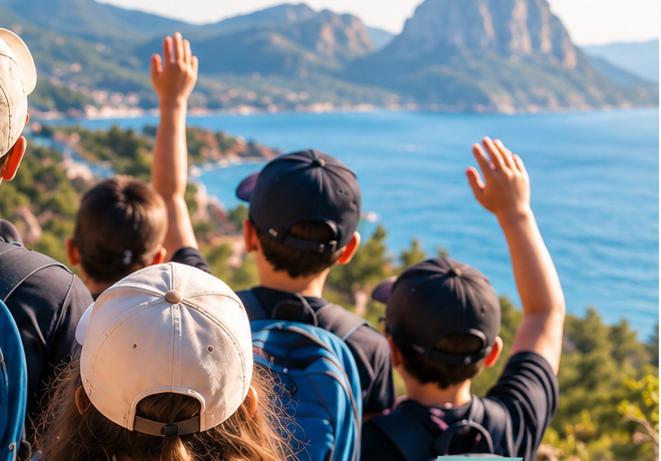 Groupe d'enfants en séjour, face à la mer, saluant de la main